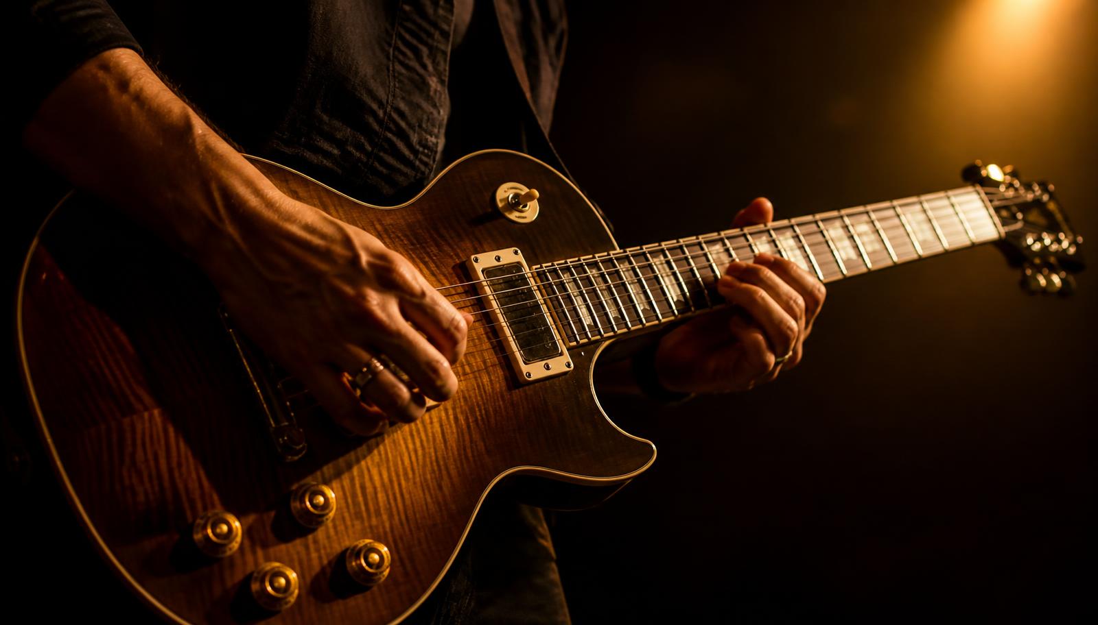 Gitarist tijdens een live optreden in tegenlicht